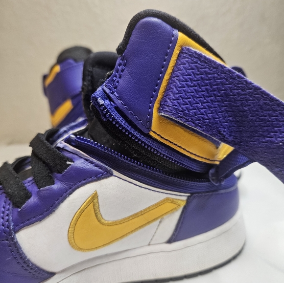 Air Jordan 1 High FlyEase Laker - Youth 4.5 - Picture 7 of 9